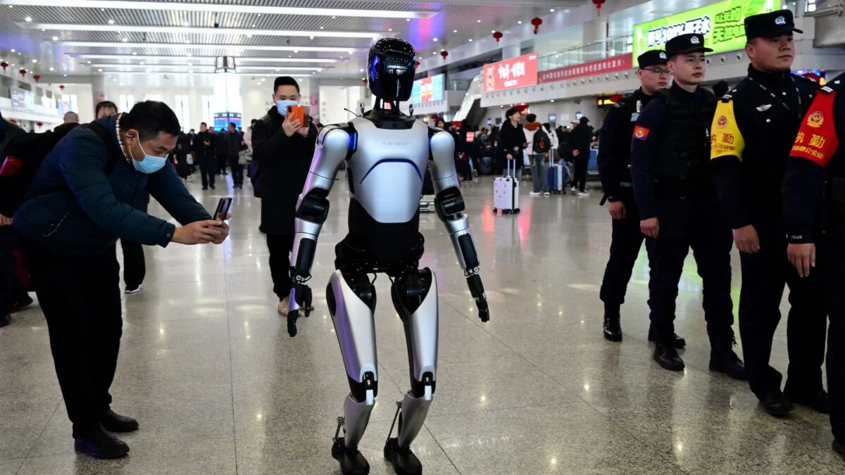 Chinese Robot Breaks Guinness Record with 66-Mile Walking Streak