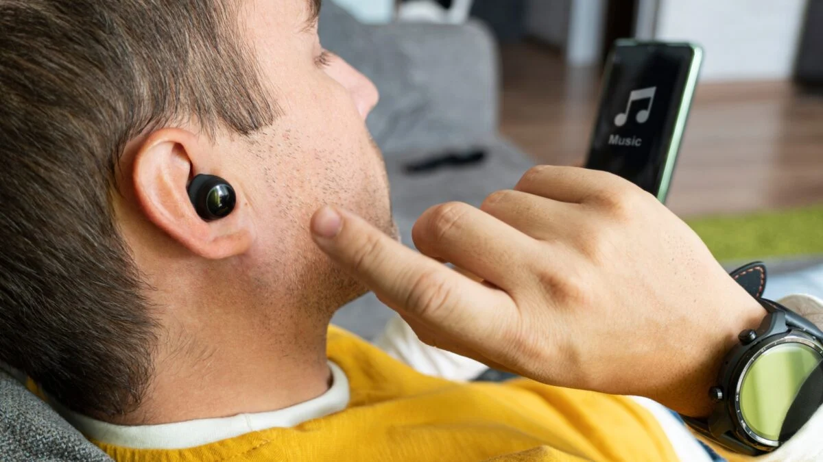 Headphone Hack: Update Now to Prevent Spying & Tracking!