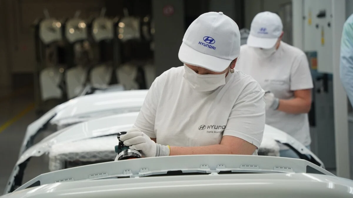 Hyundai & Boston Dynamics Challenge Tesla in Robot Factory Narrative