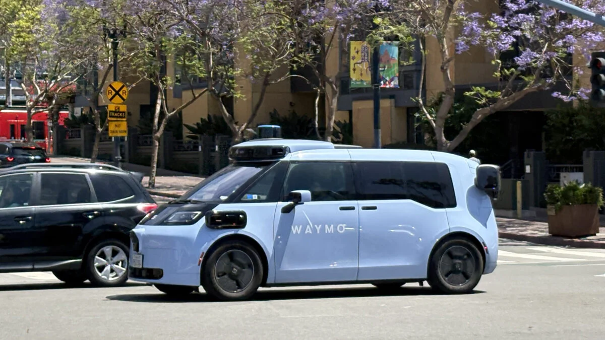 California Enables Cops to Ticket Robotaxis; AVs Must Respond in 30s