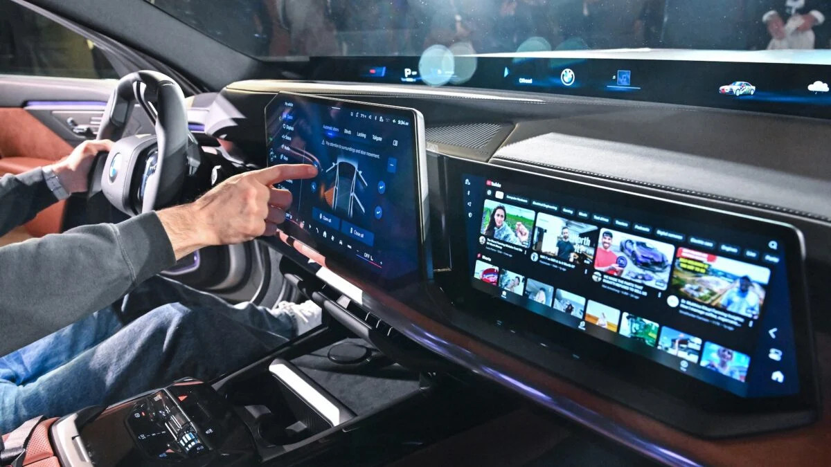 New BMW 7 Series: Windshield Doubles as Panoramic Display