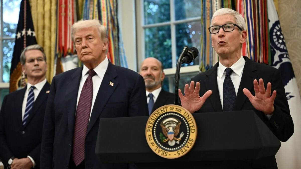 Trump Says Tim Cook Would 'Kiss My Ass' as Apple CEO Steps Down
