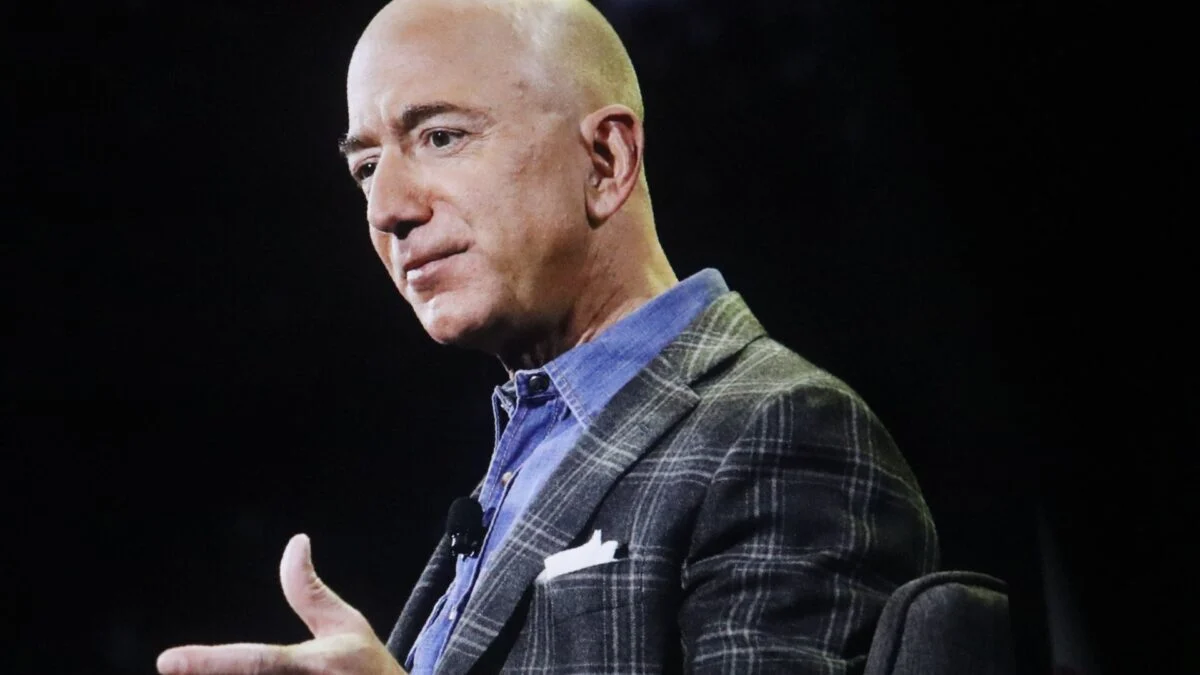 Jeff Bezos Tells Workers to 'Be So Happy' About AI Gift