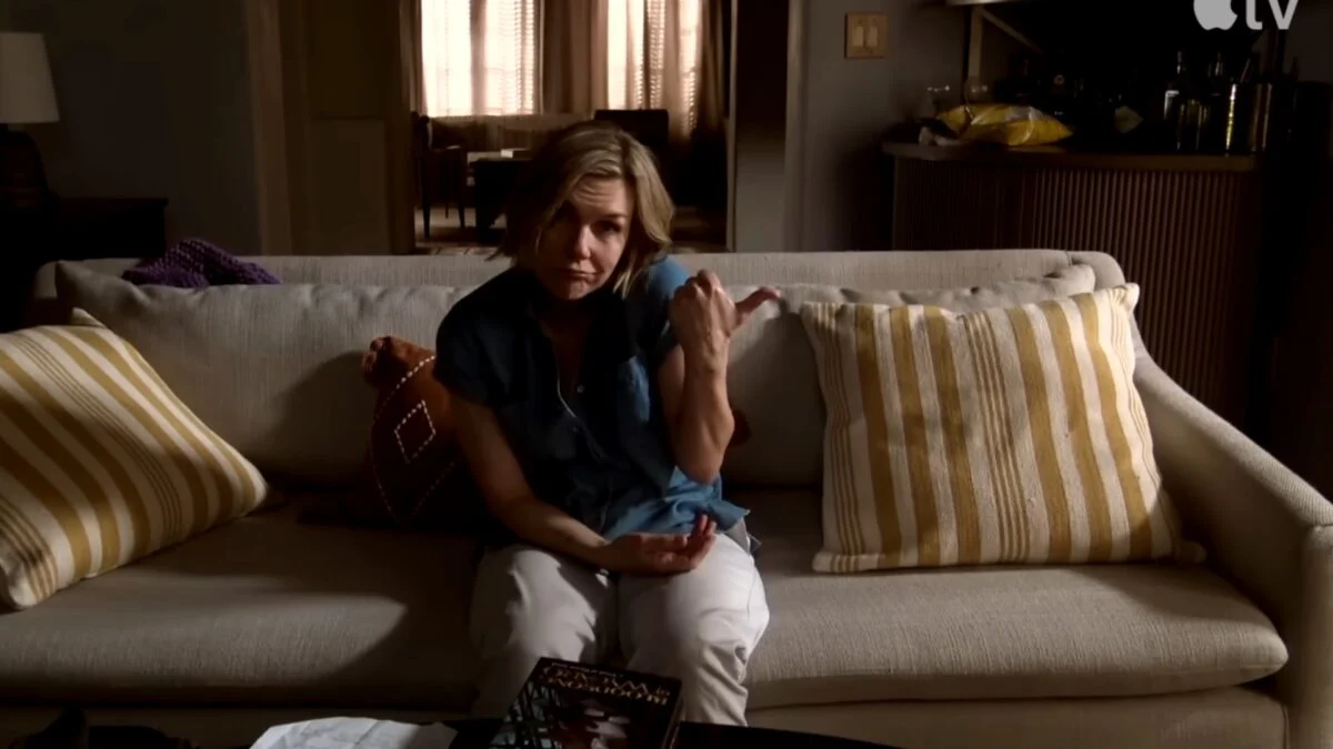 Watch the 'Pluribus' Bonus Scene with Rhea Seehorn (Apple TV)