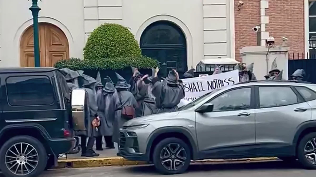 Protesters Dressed as Gandalf Demand Peter Thiel Leave Argentina
